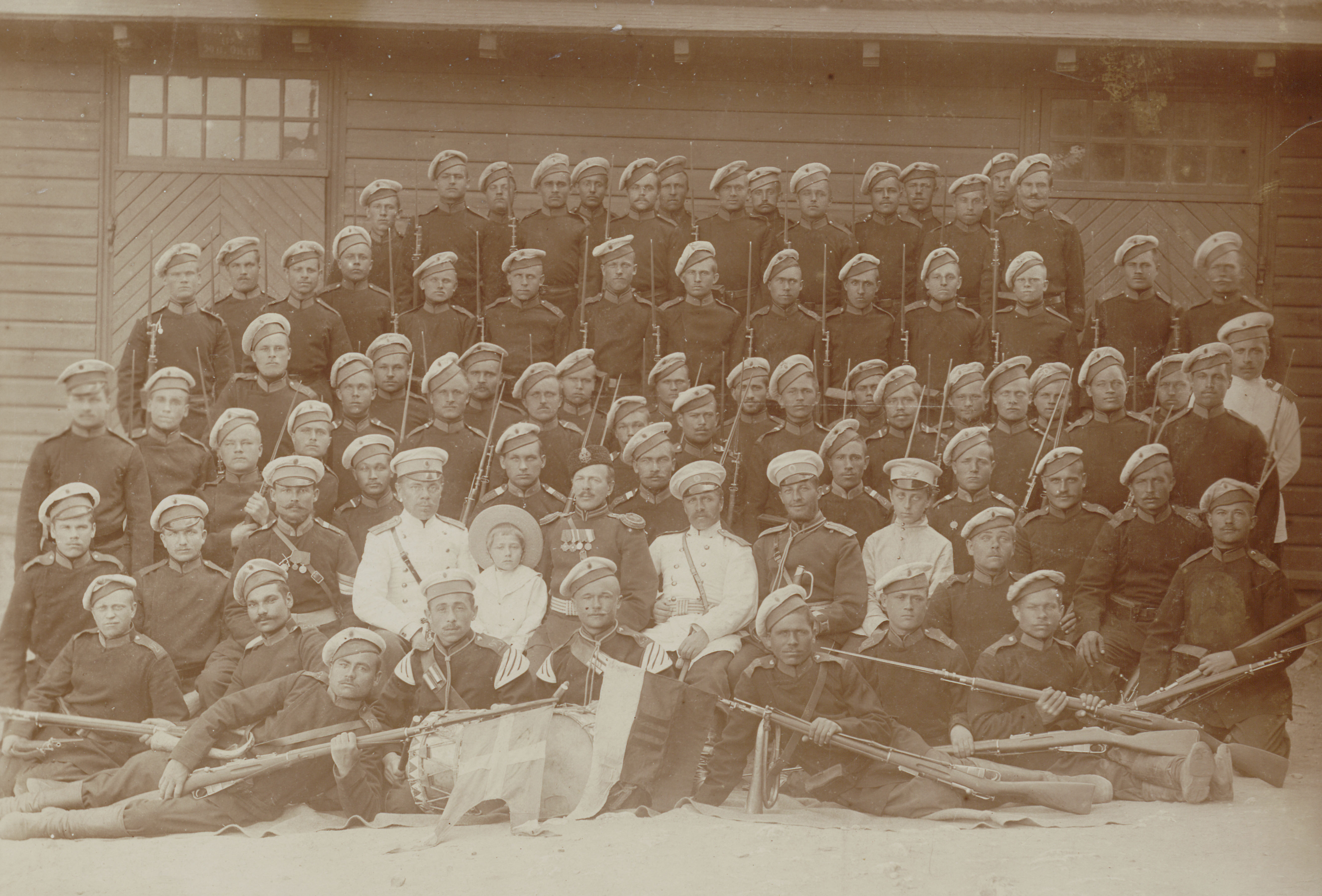 11-я рота 90-го пехотного Онежского полка, 1902. Бывший командир роты капитан Вирен шестой слева во втором ряду