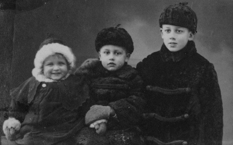 Файл:Мария, Сергей и Владимир Киршбаумы, 1920.jpg