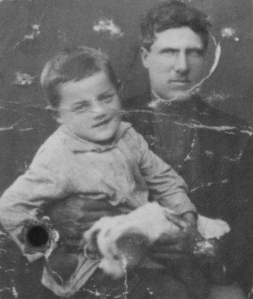 Файл:Белов Михаил Михайлович с сыном Владимиром.jpg