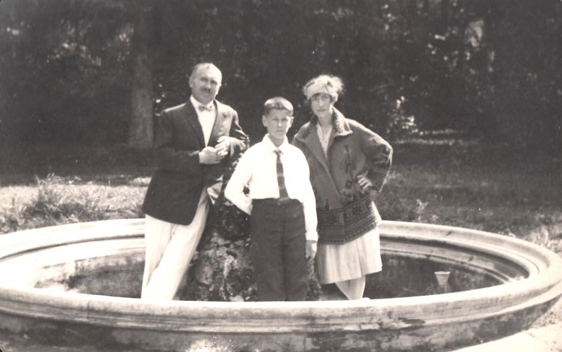 Файл:М.Ф. Пантелеев с женой Верой Константиновной и сыном Владимиром на даче в Гунгербурге, 1920-е.jpg