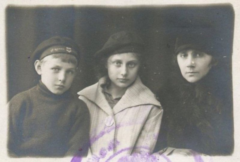 Файл:Понтикова Евлампия Яковлевна (справа) с детьми Кириллом и Валентиной.jpg