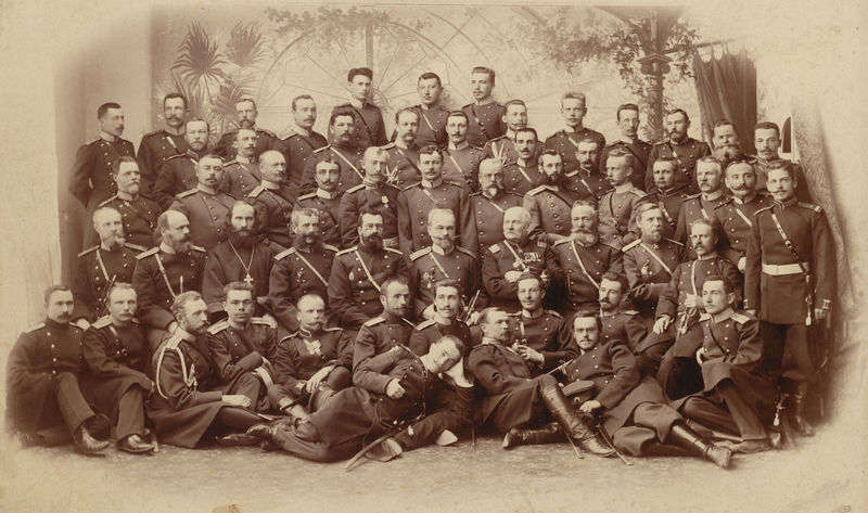 Файл:Офицеры 90-го пехотного Онежского полка (между 1.04.1899 и 5.08.1899).jpg