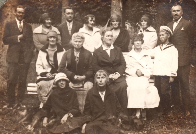Файл:Семья Пантелеевых в 1923 на даче в Гунгербурге.jpg