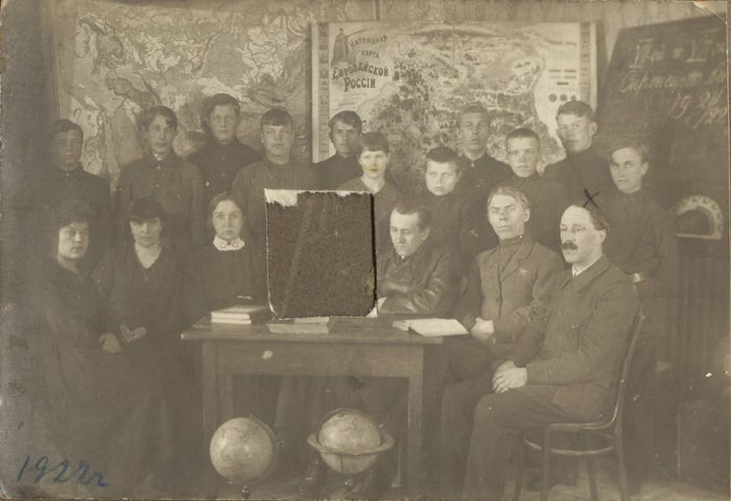 Файл:7-й и 8-й классы Сыренецкого высшего начального училища, 1922.jpg