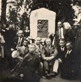 Бывшие северо-западники у памятника в Ийзаку в день его освящения, 9.07.1939.jpg