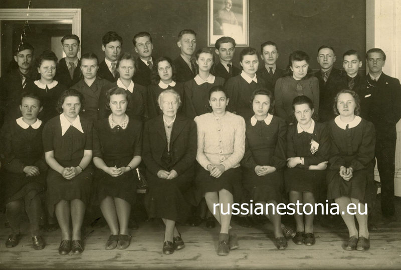 Файл:Выпуск Таллиннской 6-й гимназии, 1943.jpg