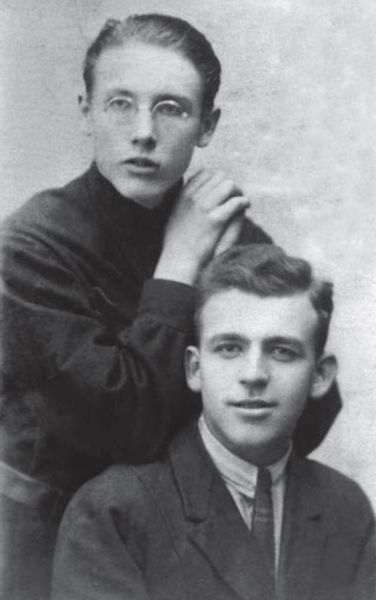 Файл:Константин Гаврилов и Николай Андреев в день отъезда из Таллинна в Прагу, 1927.jpg