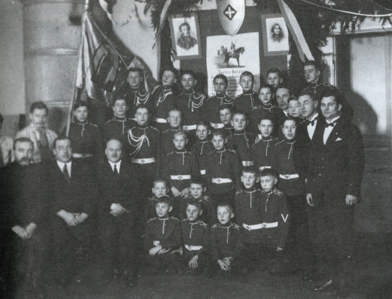 Файл:Дружина мальчиков «Витязи» (РСХД) в Нарве, 12.02.1933.jpg