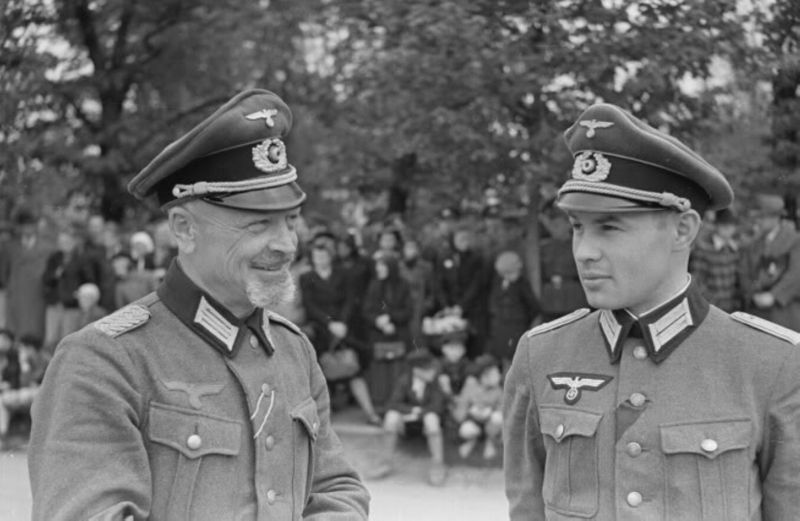 Файл:Александр Соболев (слева) во время службы в 39-м шуцманшафт-батальоне «Оберпален».jpg