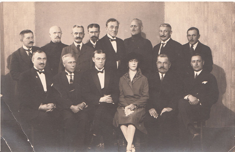 Файл:Группа. Нарва, 1930-е.jpg
