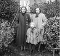 Аренсбургер Елена Константиновна (слева) и Шпуль Вера Яновна с дочкой Ией, 1944.jpg